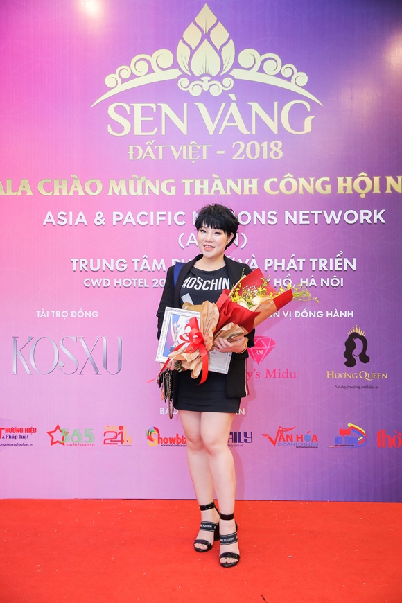 viet-son-thu-huong-sen-vang-dat-viet-6