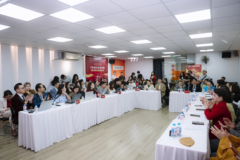 Họp báo chính thức công bố thông tin về Lễ Tôn vinh Cống hiến vì Cộng đồng 2025, thu hút sự quan tâm của các đại biểu và cơ quan truyền thông.