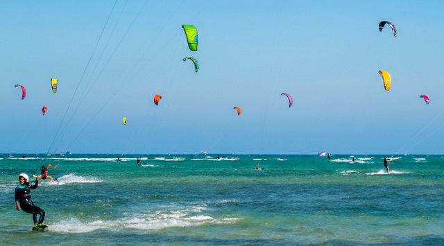 da-mat-voi-dai-tiec-van-dieu-ruc-ro-sac-mau-tren-bien-o-khanh-hoa