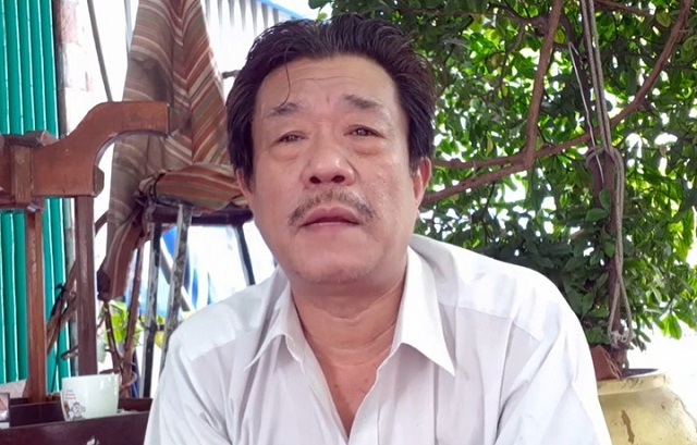 danh-hai-bo-san-khau-ve-dap-xich-lo-gio-phai-ban-ca-phe-coc