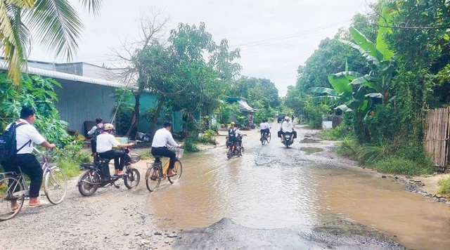 duong-den-diem-du-lich-o-o-lam-co-to-va-tri-ton-hu-nhieu-du-khach-ngan-ngam-dia-phuong-noi-gi