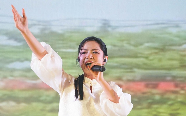 khan-gia-chay-het-minh-du-troi-mua-lon-dem-gala-viet-nam-xanh-2025