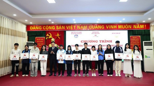 quy-hat-giong-viet-trao-hoc-bong-cho-sinh-vien-ngheo-vuot-kho-tai-tuyen-quang