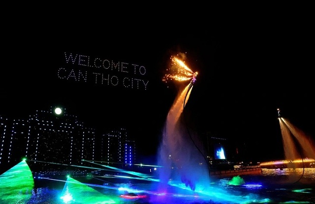 ca-chuc-ngan-nguoi-chen-chan-xem-khai-mac-le-hoi-van-hoa-song-nuoc-can-tho