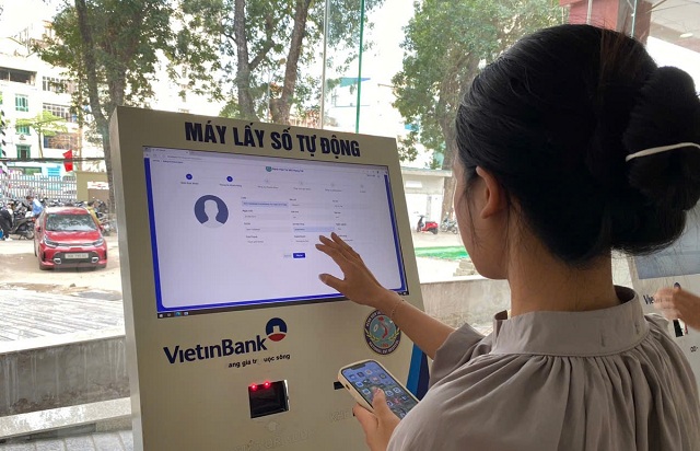 ngo-ngang-di-kham-benh-vien-cong-tuyen-dau-chi-mat-hon-mot-tieng