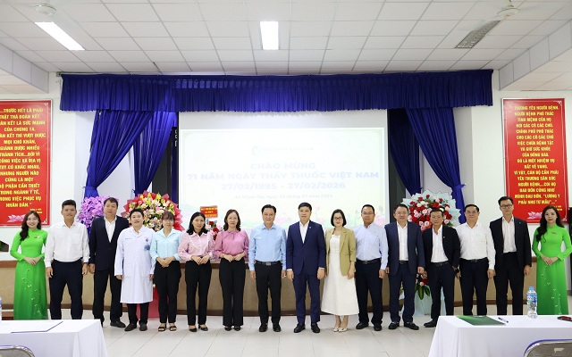 vietcombank-ho-tro-1-ty-dong-thiet-bi-y-te-trao-200-suat-qua-tai-hoc-mon-va-cu-chi