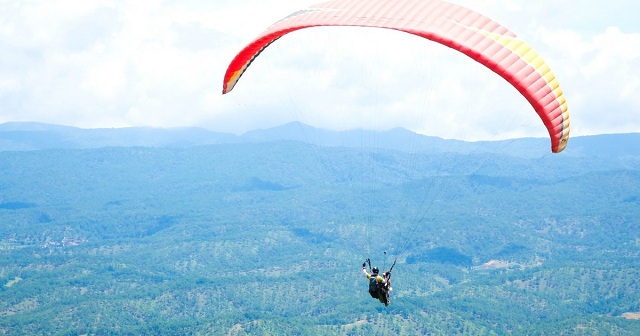 bay-du-luon-tu-dinh-lang-biang-da-lat-den-cay-thong-co-don