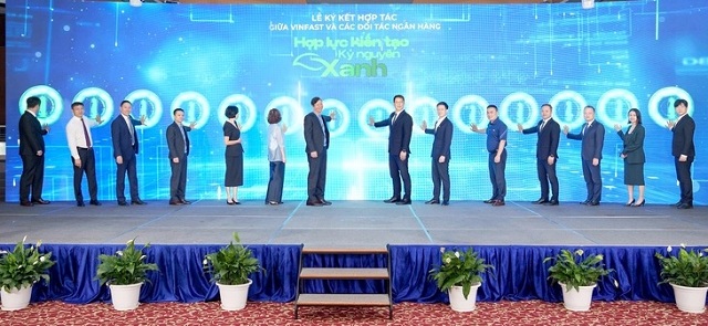 vinfast-bat-tay-12-ngan-hang-ho-tro-nguoi-dan-ha-noi-chuyen-sang-xe-dien