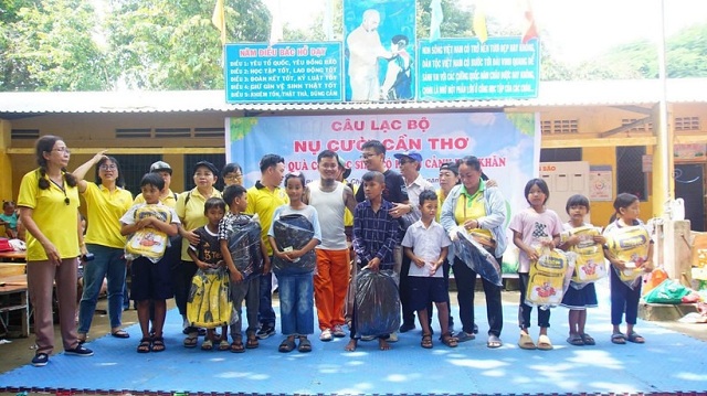 mang-den-nu-cuoi-cho-tre-em-hoan-canh-kho-khan