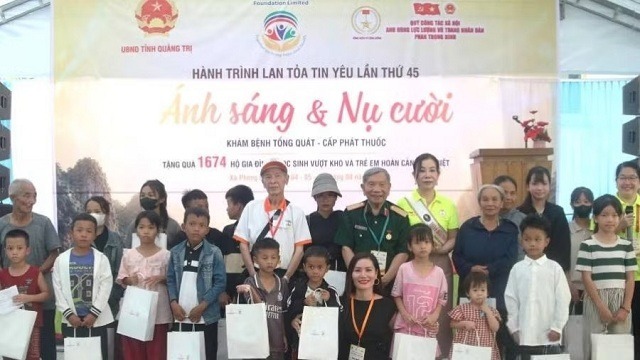 chuong-trinh-anh-sang-va-nu-cuoi-kham-benh-mien-phi-va-tang-gan-1700-suat-qua-cho-nguoi-dan-quang-tri