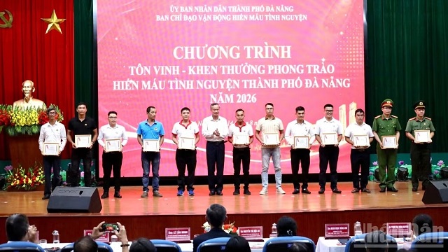da-nang-ton-vinh-cac-tap-the-gia-dinh-va-ca-nhan-hien-mau-tinh-nguyen-tieu-bieu