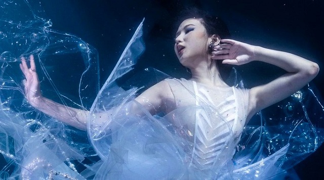 nghet-tho-man-chup-anh-duoi-lan-nuoc-sau-hon-3m-tai-vietnams-next-top-model