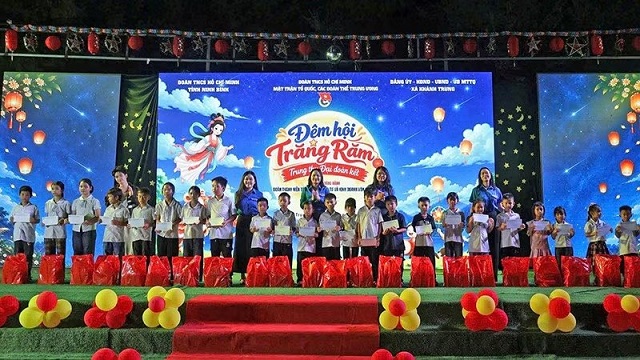 nhieu-nghe-si-tre-chung-tay-mang-trung-thu-dai-doan-ket-den-voi-tre-em-hoan-canh-kho-khan