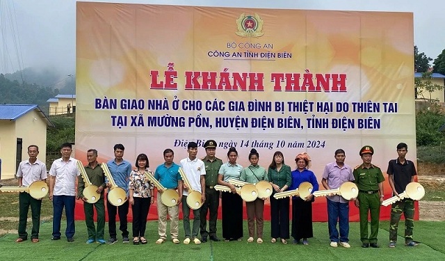 cong-an-tinh-dien-bien-ban-giao-10-ngoi-nha-o-cho-nguoi-dan-bi-lu-quet-o-muong-pon