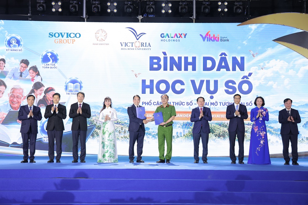 Phó Thủ tướng Lê Tiến Châu cùng các đại biểu chứng kiến Cục Cảnh sát quản lý hành chính về trật tự xã hội và Tập đoàn Sovico trao Biên bản ghi nhớ hợp tác