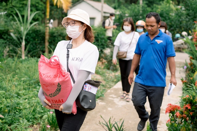 giam-doc-phan-hieu-xuc-dong-trong-chuyen-thien-nguyen-tai-thuong-long-thua-thien-hue-ketnoidoanhnhan.com-1