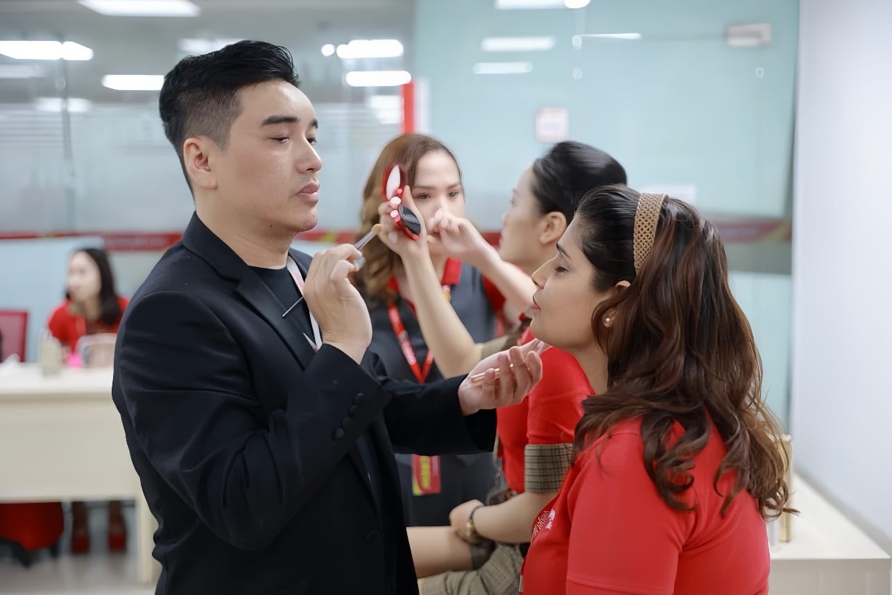 phu-thuy-le-tat-dat-makeup-ghy-lam-dep-cho-nguoi-khong-chi-bang-co-ve-ketnoidoahnhan