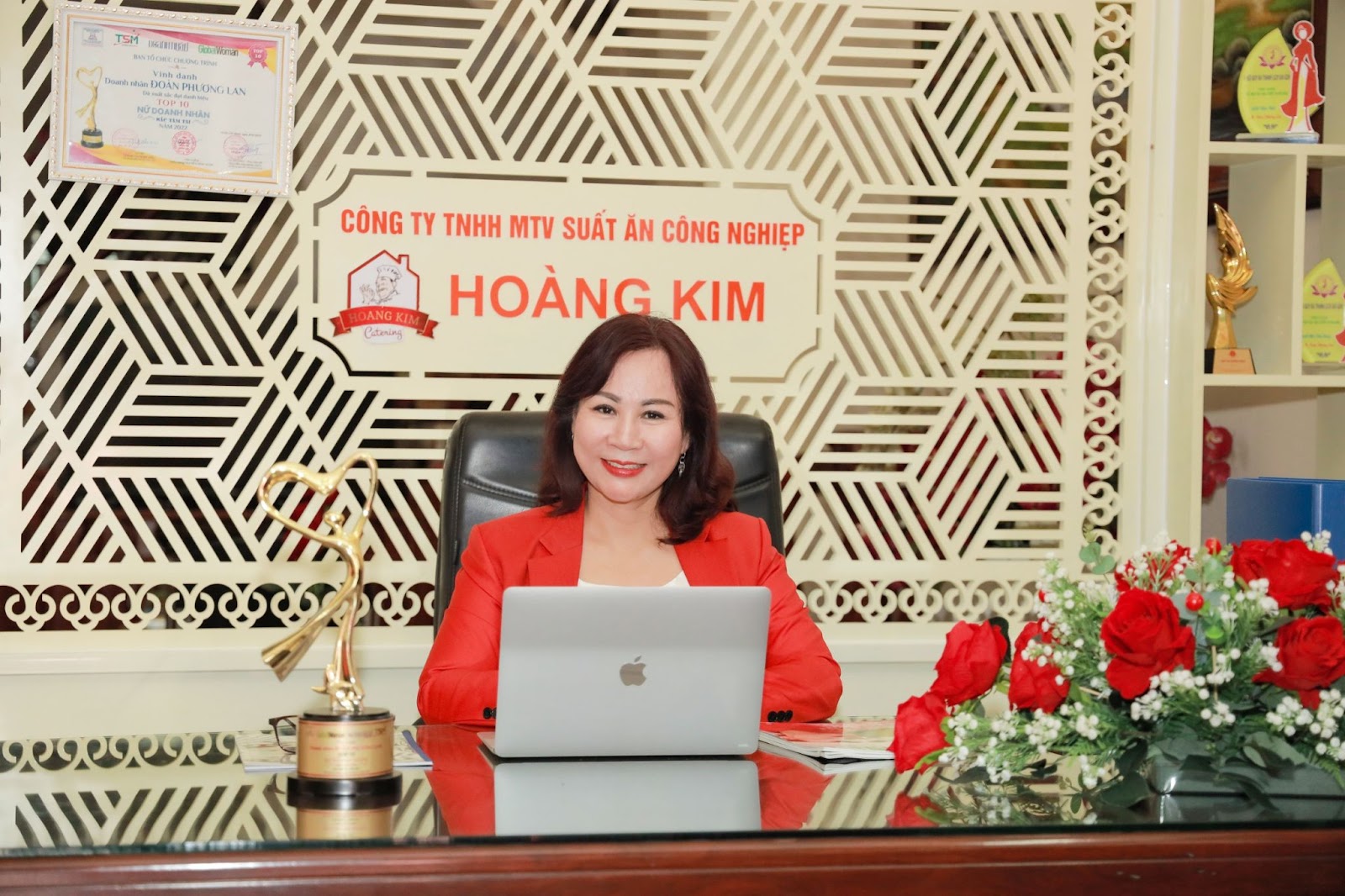 hoa-hau-nhan-ai-ceo-doan-phuong-lan-lay-chan-thanh-tan-tam-lam-thuoc-do-cho-moi-su-chuan-muc-ketnoidoanhnhan-hp