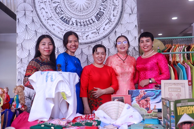 clb-di-san-ao-dai-tphcm-lan-toa-va-bao-ton-net-dep-van-hoa-viet-nam-qua-trang-phuc-dan-toc-ketnoidoanhnhan-12