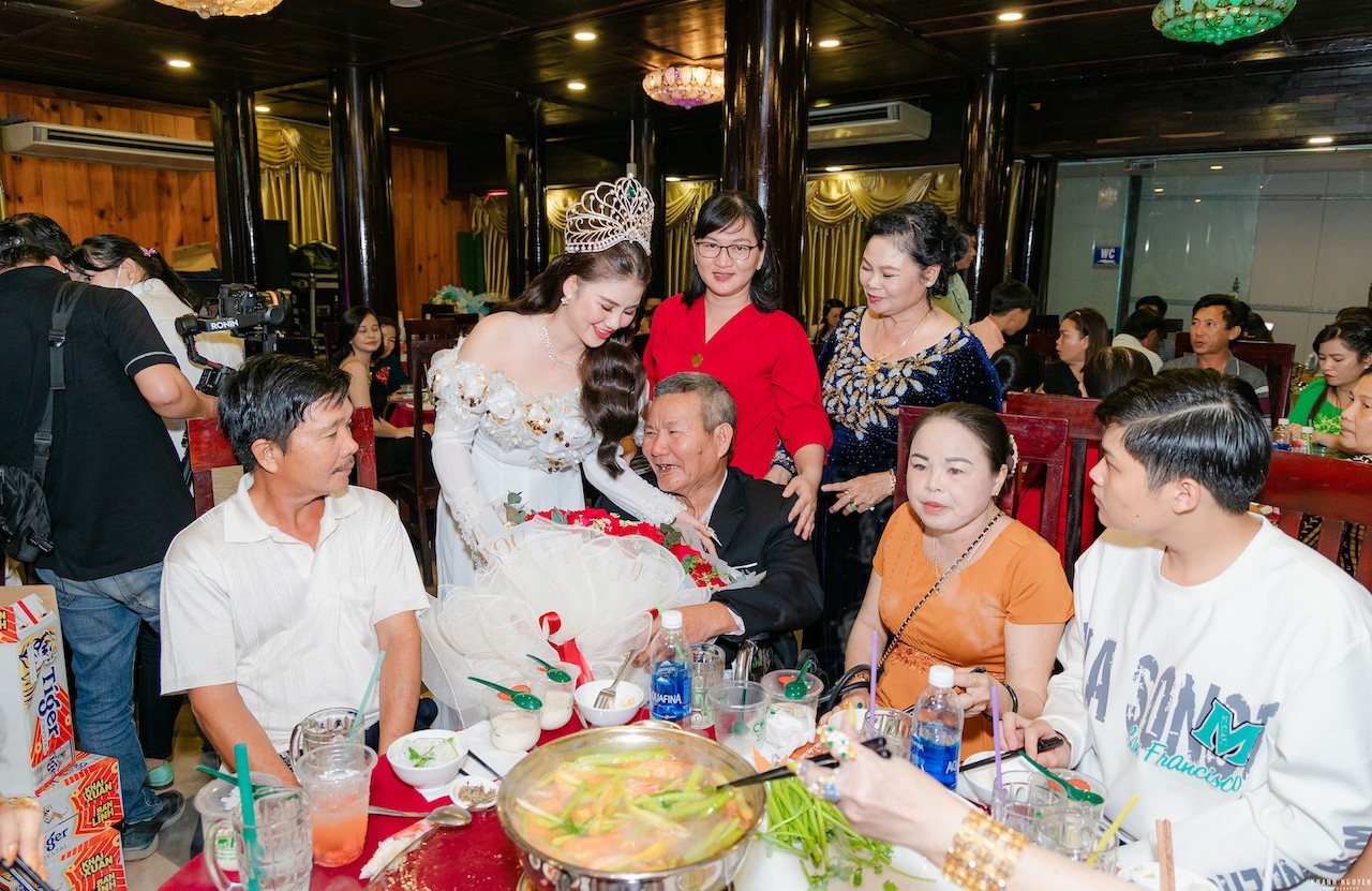 hoa-hau-phuong-trieu-thank-party-ketnoidoanhnhan-2