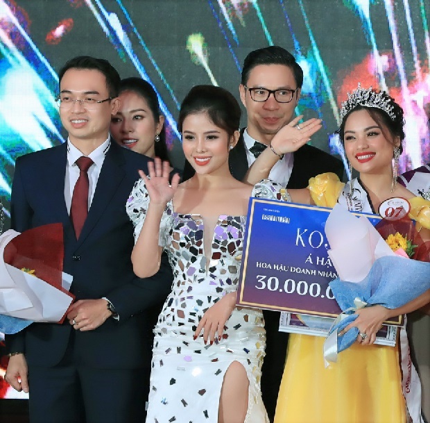 dang-huyen-tran-trao-giai-lvph-7